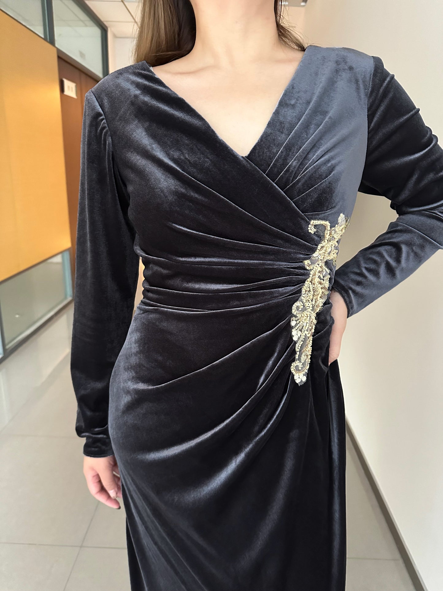 Sheath/Column V-Neck Long Sleeves Floor-Length Velvet Mother of the Bride Dresses with Ruffles