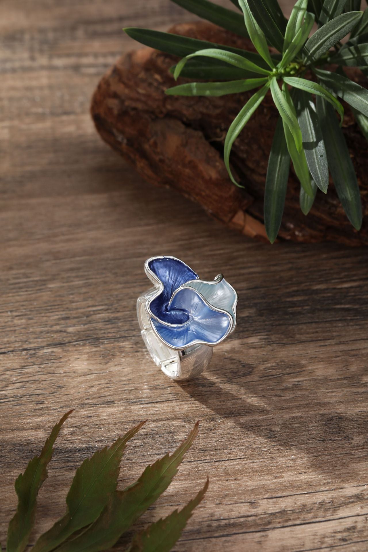 Fashionable Art Enamel Irregular Cutout Petal Alloy Necklace