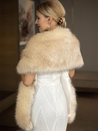 Shawls Bridal's Wraps Elegant Keep Warm Sleeveless Faux Fur Wedding Wraps With Feathers / Fur