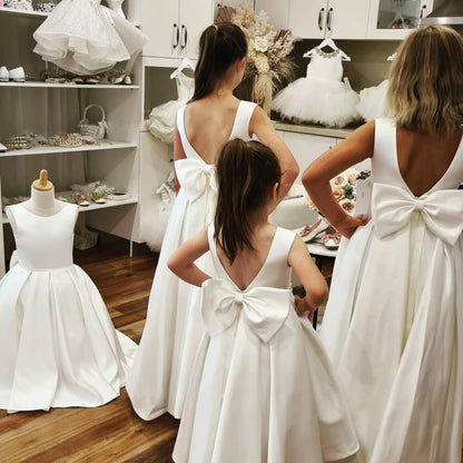 A-Line/Princess Flower Girl Dresses Satin Birthday Dresses Scoop Neck Sleeveless Floor-Length Party Dresses With Bow